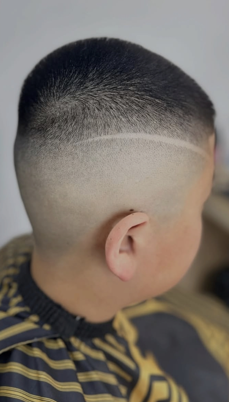 Strakke fade met line-up bij een jonge klant