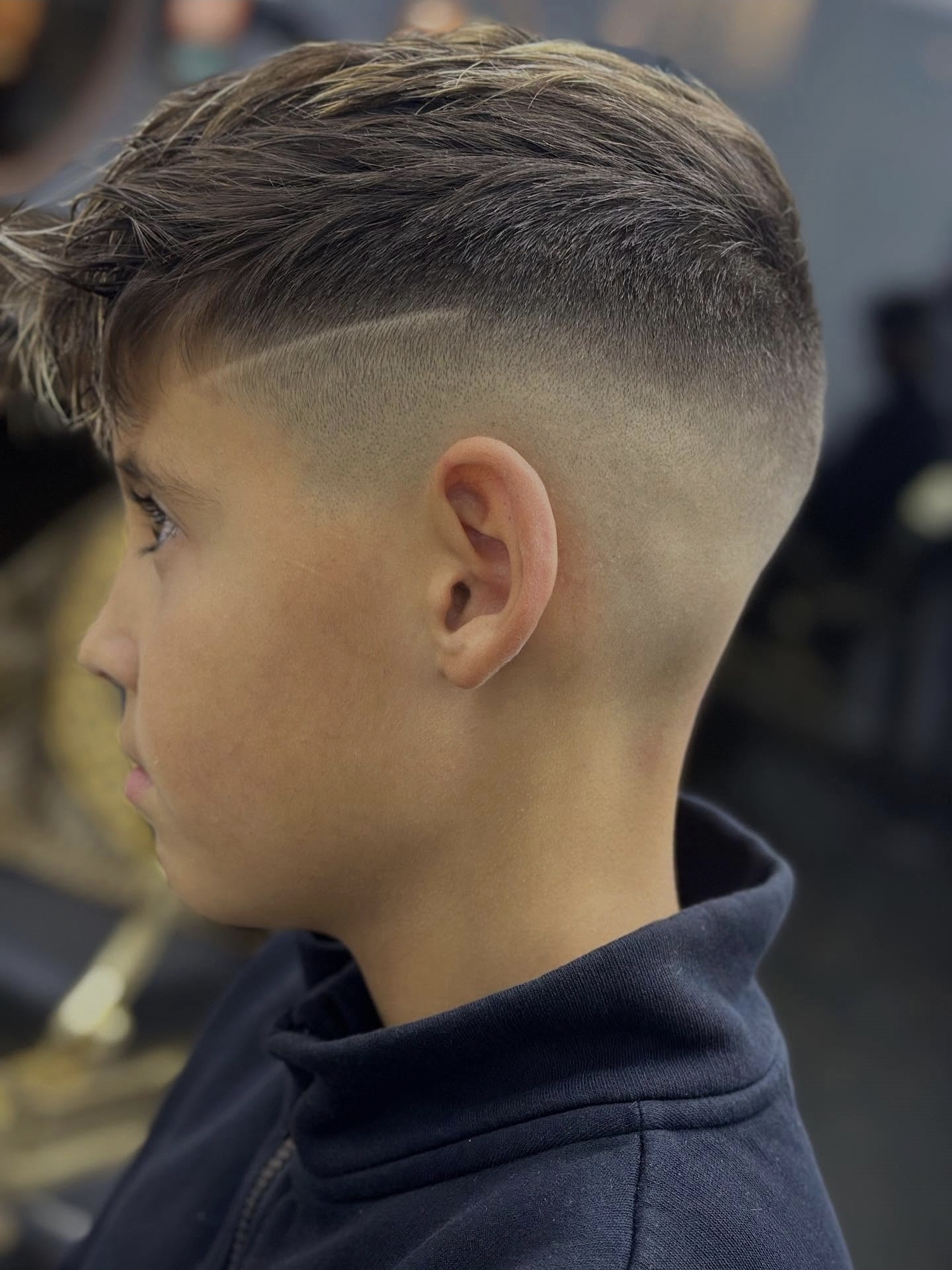 Buzzcut met hard line en skin fade
